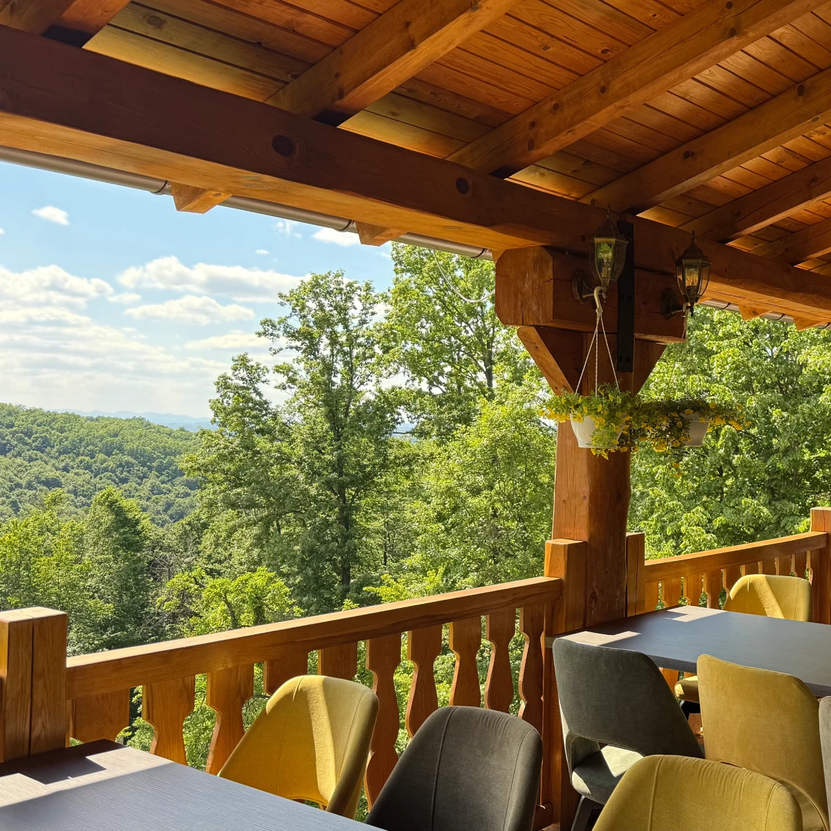 Restoran Panorama Doboj terasa sa pogledom na prirodu