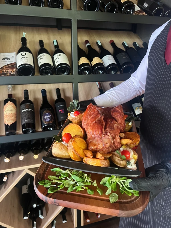 Dimljena svinjska koljenica pripremljena sous vide tehnikom