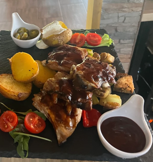 Svinjska rebarca u BBQ sosu i medu mekana i socna